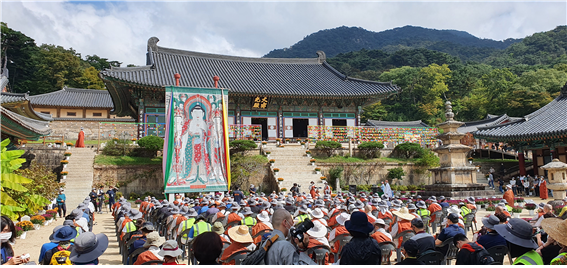 법보종찰 해인사에 도착하여 회향축원을 올리는 순례대중의 모습.png